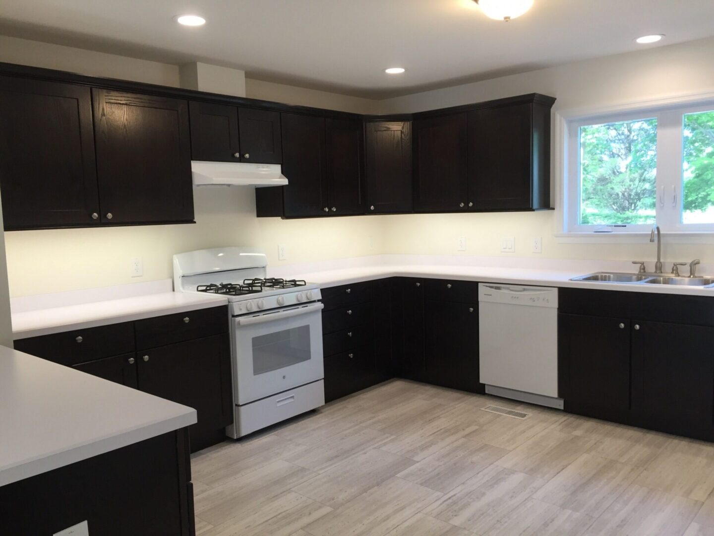 Black-and-white furnished kitchen